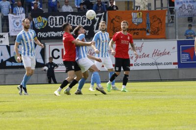 Chemnitzer FC kassiert Heimniederlage - Zu sehen sind Tolcay Cigerci im Duell mit Nils Lihsek. Foto: Harry Härtel