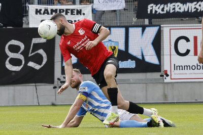 Chemnitzer FC kassiert Heimniederlage - Zu sehen sind Tobias Müller (links) und Tolcay Cigerci (rechts). Foto: Harry Härtel