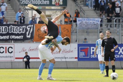 Chemnitzer FC kassiert Heimniederlage - Zu sehen ist Dejan Bozic im Zweikampf mit einem Altglienicke-Spieler. Foto: Harry Härtel