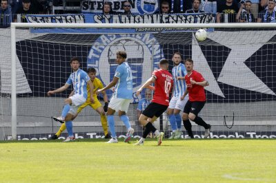 Chemnitzer FC kassiert Heimniederlage - Gefahr vor dem Chemnitzer Tor. Foto: Harry Härtel