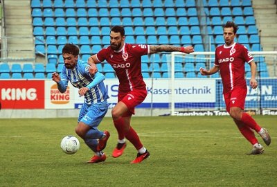 Chemnitzer FC muss dicken Brocken aus dem Weg räumen - Nils Lihsek (links/blau-weißes Trikot) hat seinen Vertrag beim CFC verlängert. Foto: Marcus Hengst