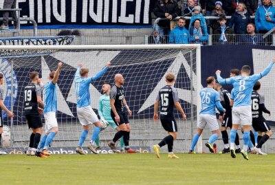 Chemnitzer FC muss sich zu Hause mit Remis begnügen - Torjubel beim CFC nach dem 1:0. Foto: Harry Härtel