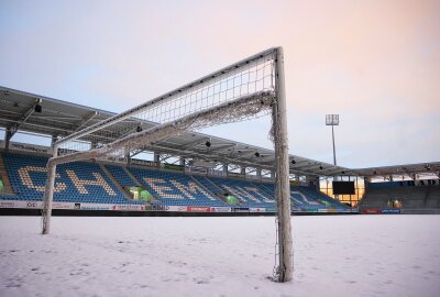 Chemnitzer FC sagt Heimspiel gegen FC Eilenburg ab - Schneebedeckter Rasen im Stadion an der Gellertstraße. Foto: Peggy Schellenberger