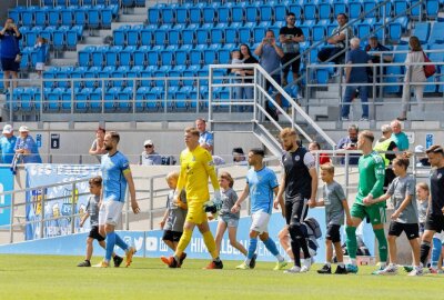 Chemnitzer FC startet mit Heimsieg in die Saison - Die Mannschaften betreten das Spielfeld. Foto: Harry Härtel