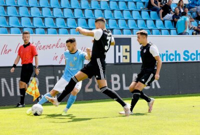 Chemnitzer FC startet mit Heimsieg in die Saison - vlnr: Okan Kurt und Mert Said im Zweikampf. Foto: Harry Härtel
