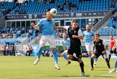 Chemnitzer FC startet mit Heimsieg in die Saison - Felix Brügmann am Ball. Foto: Harry Härtel