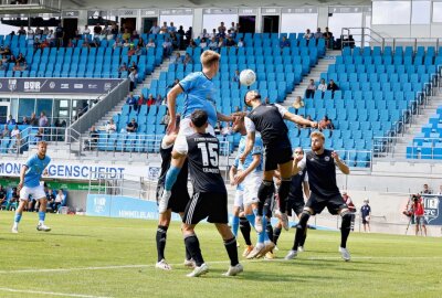 Chemnitzer FC startet mit Heimsieg in die Saison - Kampf um den Ball. Foto: Harry Härtel