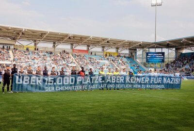 Chemnitzer FC startet mit Heimsieg in die Saison - Die Mannschaften positionieren sich gegen Rechtsextreme. Foto: Harry Härtel