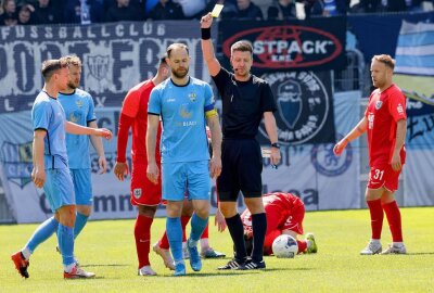 Chemnitzer FC trennt sich 1:1 von SV Babelsberg 03 - Gelbe Karte für Marcel Rausch nach Foul an Felix Brügmann. Foto: Harry Härtel