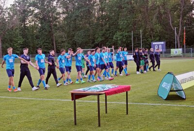 Chemnitzer FC: U19 gewinnt sensationell den Landespokal - Vor der Pokalübergabe feierten die Spieler mit einer Laola-Welle zusammen mit den mitgereisten himmelblauen Anhängern. Foto: Marcus Hengst