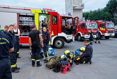 Chemnitzer Feuerwehr hilft in der Sächsischen Schweiz aus - Die Kameraden sind in Pirna angekommen. Foto: Harry Härtel