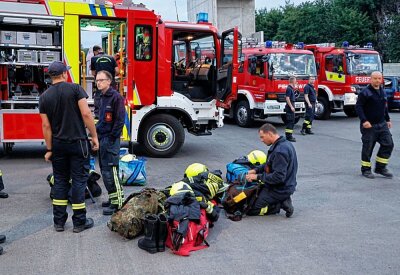 Chemnitzer Feuerwehr hilft in der Sächsischen Schweiz aus - Die Kameraden sind in Pirna angekommen. Foto: Harry Härtel