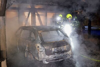 Chemnitzer Feuerwehren  retten Einfamilienhaus vor Großbrand - Löscharbeiten der FFW und BF Chemnitz in der Majakowskistraße in Chemnitz. Foto: Harry Haertel