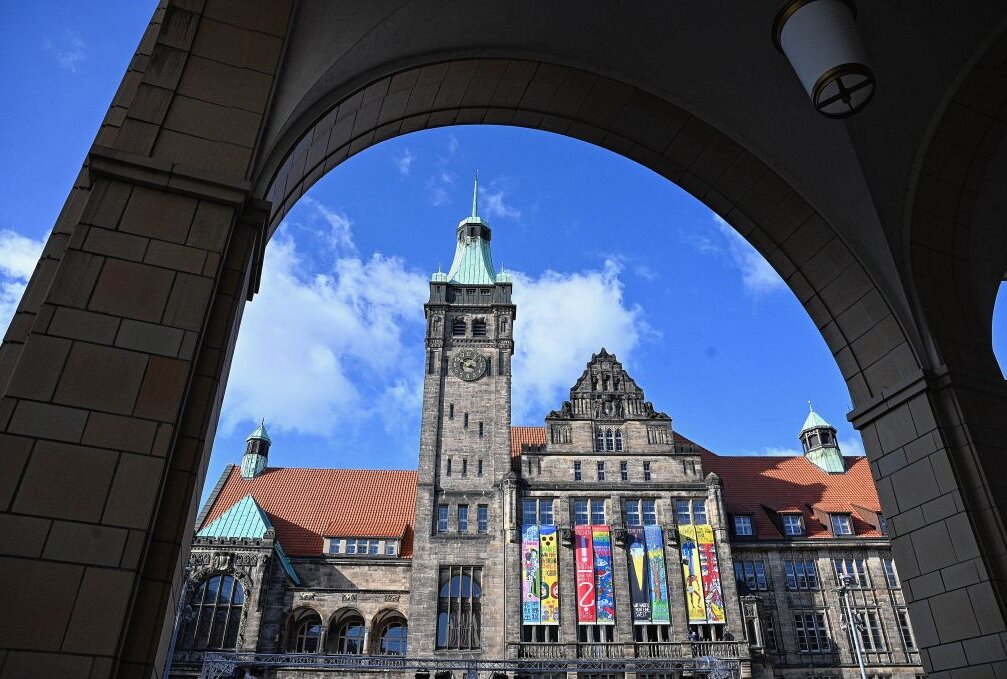 Acht Sieben-Meterlangen bunten Friedensbanner wurden an der Fassade des Chemnitzer Rathauses angebracht.Sie werben für den Chemnitzer Friedenstag am 5. März. Foto: Andreas Seidel