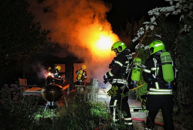 Eine Gartenlaube stand in Flammen. Foto: ChemPic