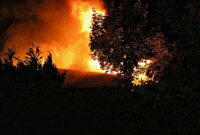 Chemnitzer Gartenlaube steht lichterloh in Flammen - Eine Gartenlaube stand in Flammen. Foto: ChemPic
