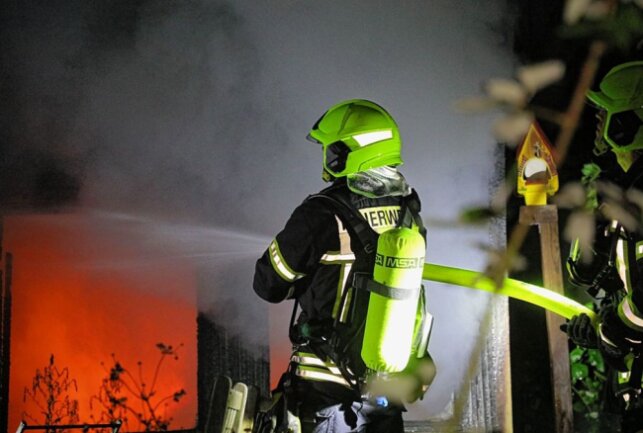 Eine Gartenlaube stand in Flammen. Foto: ChemPic