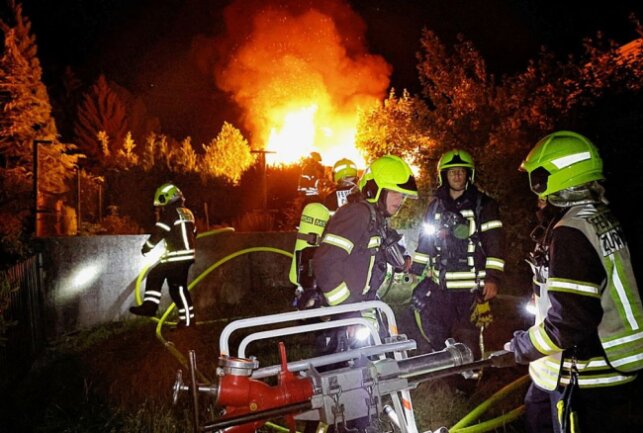 Eine Gartenlaube stand in Flammen. Foto: Harry Härtel / haertelpress