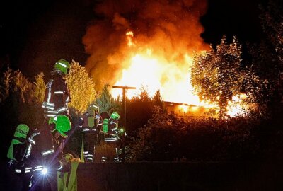 Chemnitzer Gartenlaube steht lichterloh in Flammen - Eine Gartenlaube stand in Flammen. Foto: Harry Härtel / haertelpress
