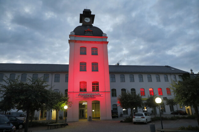 Chemnitzer Innenstadt in rotes Licht getaucht - Auch die Schönherrfabrik erstrahlte in rot. Foto: Harry Härtel
