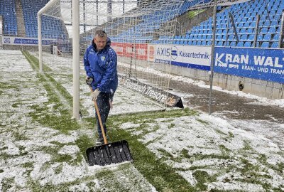 Chemnitzer Kicker rutschen auf Schnee nicht aus - Vor dem Spiel mussten technische Mitarbeiter des CFC Schnee schippen, um das Spielfeld bespielbar zu machen. Foto: Harry Härtel