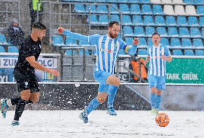 Chemnitzer Kicker rutschen auf Schnee nicht aus - Tobias Müller vom CFC am Ball. Foto: Harry Härtel