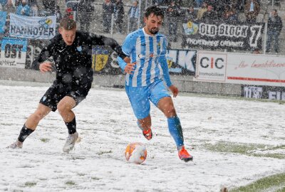 Chemnitzer Kicker rutschen auf Schnee nicht aus - Kampf um den Ball. Foto: Harry Härtel
