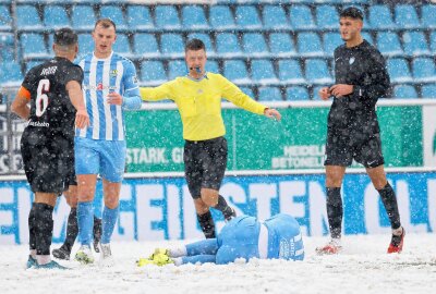 Chemnitzer Kicker rutschen auf Schnee nicht aus - Dejan Bozic liegt am Boden. Foto: Harry Härtel