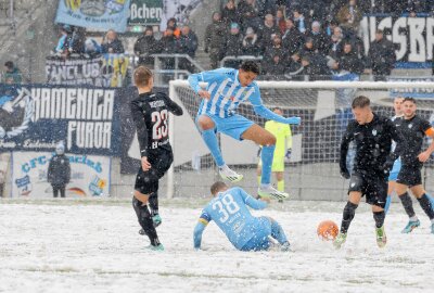 Chemnitzer Kicker rutschen auf Schnee nicht aus - Der Ball ist hart umkämpft. Foto: Harry Härtel