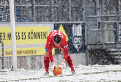 Chemnitzer Kicker rutschen auf Schnee nicht aus - Stanley Birke nimmt den Ball. Foto: Harry Härtel