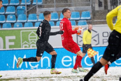 Chemnitzer Kicker rutschen auf Schnee nicht aus - Stanley Birke hat den Ball sicher. Foto: Harry Härtel