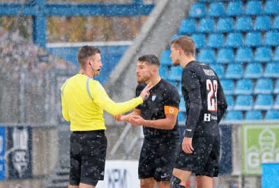 Chemnitzer Kicker rutschen auf Schnee nicht aus - Schiedsrichter Chris Rauschenberg diskutiert mit Berk Inaler und Nicolas Hebisch. Foto: Harry Härtel
