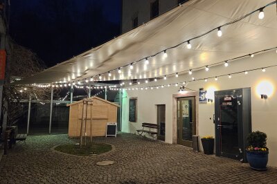 Chemnitzer Lokal baut um: Sonnensegel, mehr Platz und ausgeweitete Öffnungszeiten - Unter einem 8x4 Meter großen Sonnensegel, das auch Regenschauer fernhält, können Gäste an warmen Sommerabenden das Ambiente im Freien genießen.