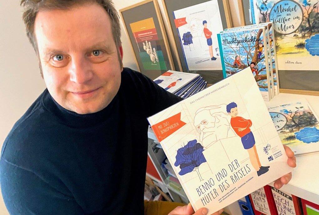 Chemnitzer Märchenbuch erlebte am Samstag virtuelle Buchpremiere - Verleger Christian Wobst zeigt "Das Chemnitzer Märchenbuch" mit den drei Gewinnergeschichten. Am Samstag gibt es eine Lesung aus dem Buch.