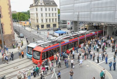 Chemnitzer Modell nimmt weiter Gestalt an - Seit 2014 fahren Citybahnen durch das Portal des Hauptbahnhofes.Foto: Andreas Seidel/Archiv