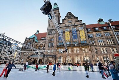 Chemnitzer nutzen schönes Wetter auf neuer Eislaufbahn aus - Kunststoffeislaufbahn auf dem Chemnitzr Markt. Foto: Harry Härtel