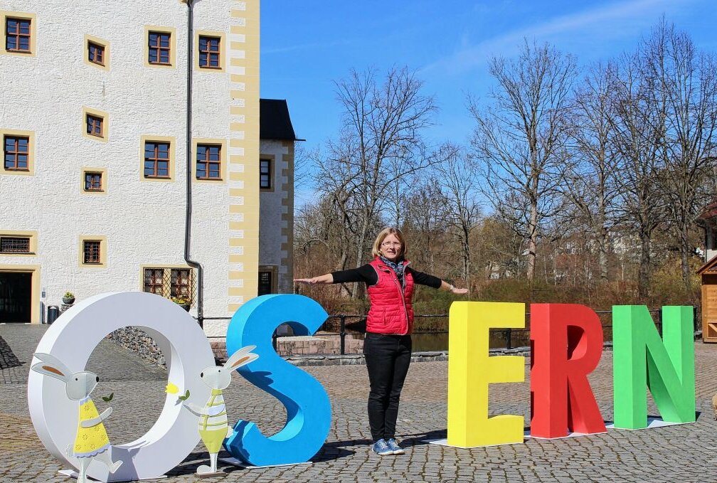 Chemnitzer Ostertipps für die ganze Familie - Ein besonderer Spaß sind die Riesen-Buchstaben, die im Schlosshof des Wasserschlosses zu lustigen Foto-Aktionen animieren. Foto: C3 GmbH/Anja Gram