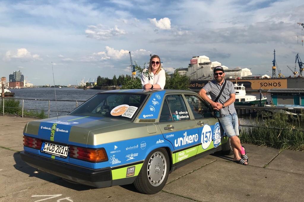 Juliane Uhde und Jens Kreißl mit ihrem Mercedes Benz Oldtimer in Hamburg, wo am Samstag der Baltic Sea Circle startete.