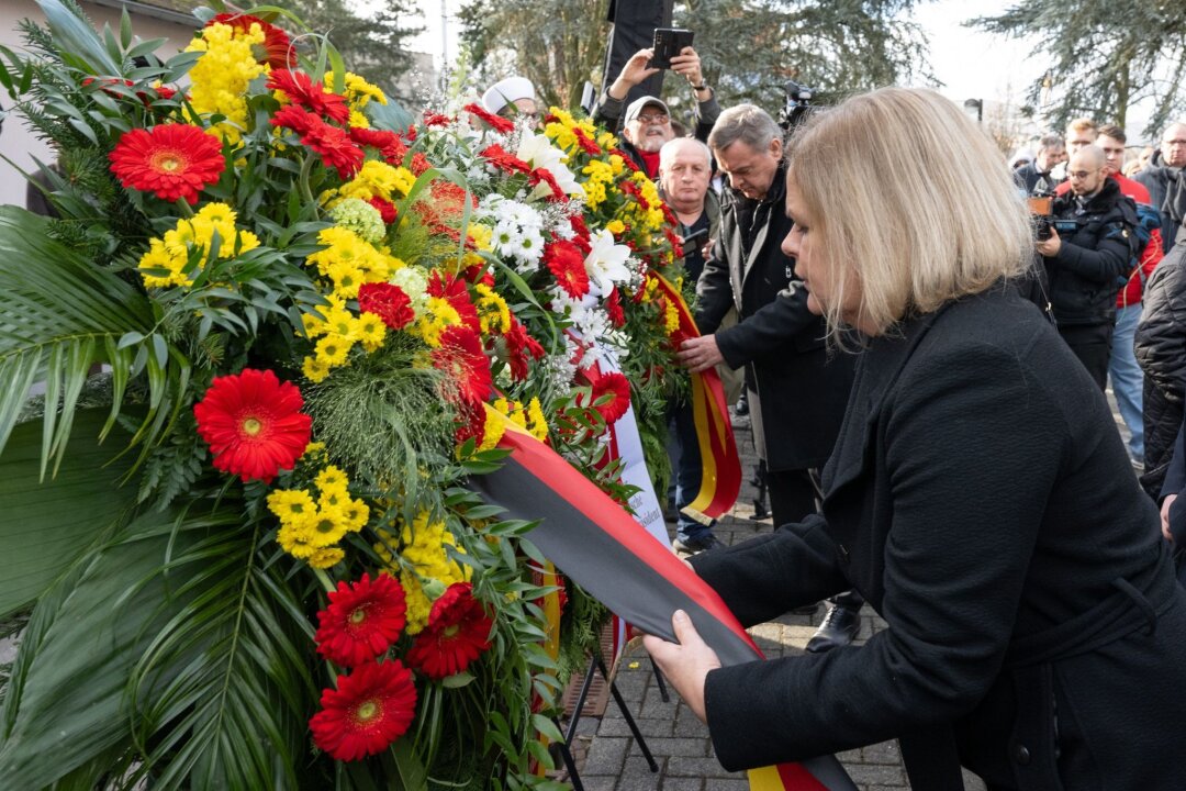 Chemnitzer Polizei entfernt Blumen für Opfer von Hanau und erntet Kritik - Bundesinnenministerin Nancy Faeser (SPD) legt auf einer Trauerfeier für die Opfer des rassistischen Anschlags von Hanau einen Kranz nieder.