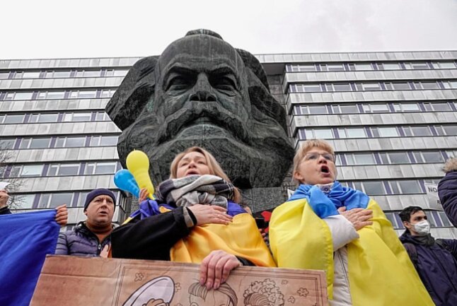 Ukrainer und Chemnitzer bringen ihre Solidarität mit der Ukraine und ihren Protest gegen Russlands Angriff auf die Ukraine zum Ausdruck. Foto: Harry Härtel