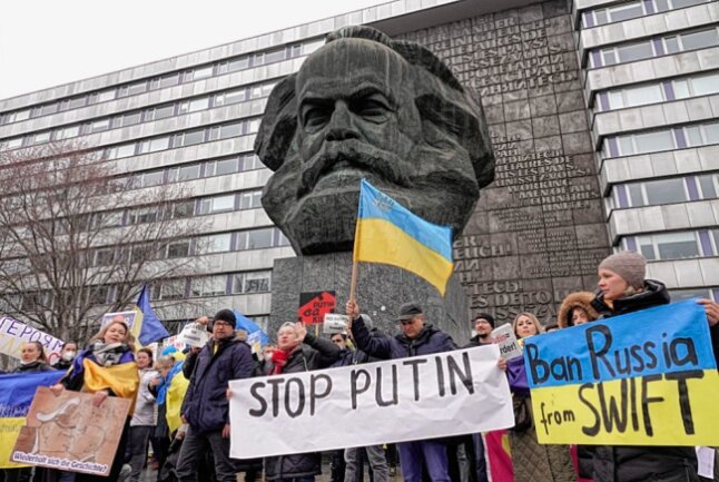 Ukrainer und Chemnitzer bringen ihre Solidarität mit der Ukraine und ihren Protest gegen Russlands Angriff auf die Ukraine zum Ausdruck. Foto: Harry Härtel