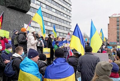 Chemnitzer protestieren gegen Krieg in der Ukraine - Ukrainer und Chemnitzer bringen ihre Solidarität mit der Ukraine und ihren Protest gegen Russlands Angriff auf die Ukraine zum Ausdruck. Foto: Harry Härtel