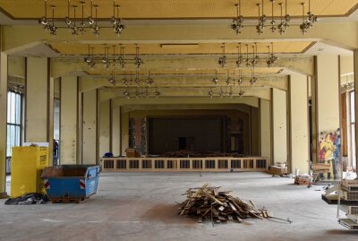 Chemnitzer Schauspielhaus bereitet sich auf Umzug in alte Fabrik vor - Das Herzstück der neuen Spielstätte ist der Saal samt Bühne.Foto: Steffi Hofmann