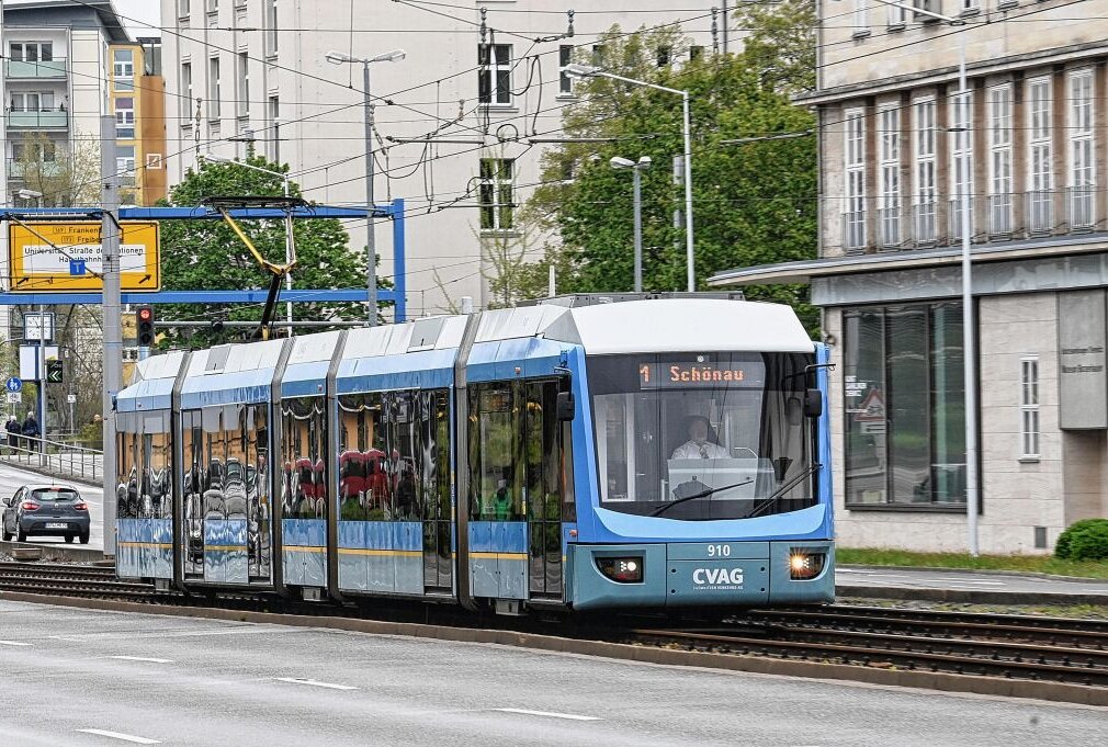 Laut Plänen der Stadt und der CVAG soll die Linie nach Schönau künftig entlang der Zwickauer Straße verlängert werden. Foto: Andreas Seidel