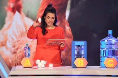 Chemnitzer Schulklasse bei "Kika"-Show im TV dabei - Moderatorin Clarissa Corrêa da Silva beim Experimentieren. 