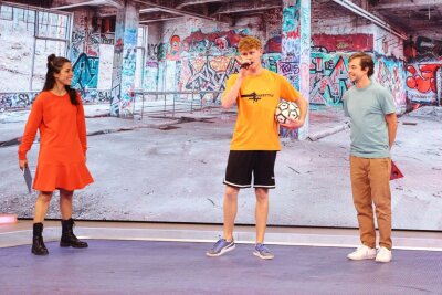 Chemnitzer Schulklasse bei "Kika"-Show im TV dabei - Jannik Freestyle zeigt coole Fußball-Freestyle-Tricks.