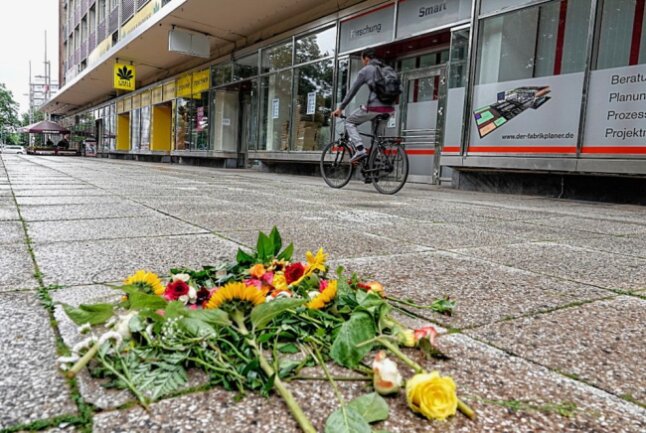 Am damaligen Tatort wurden Blumen niedergelegt. Foto: Harry Härtel
