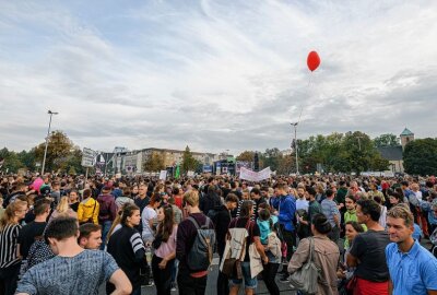 Chemnitzer Stadtfest 2018: Ein Mord und die Reaktionen - Das #Wirsindmehr-Konzert fand am 3. September 2018 in Chemnitz statt.