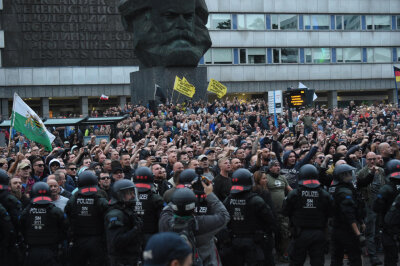 Chemnitzer Stadtfest 2018: Ein Mord und die Reaktionen - Nach dem Tod von Daniel H. demonstrierten immer mehr Menschen auf der Brückenstraße in Form eines "Trauermarschs" mit rechtem Hintergrund.