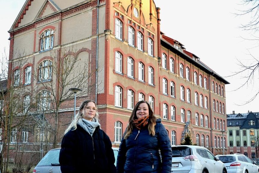 Was für eine Freude: Studentin Dena Wyanett Weigel (links) hat ihre Englischlehrerin Steffi Gänse in der Kemmleroberschule in Plauen besucht. Foto: Karsten Repert
